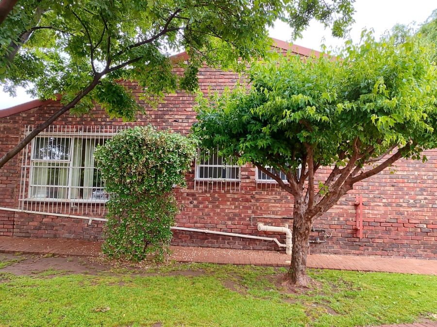 2 Bedroom Property for Sale in Roosheuwel North West